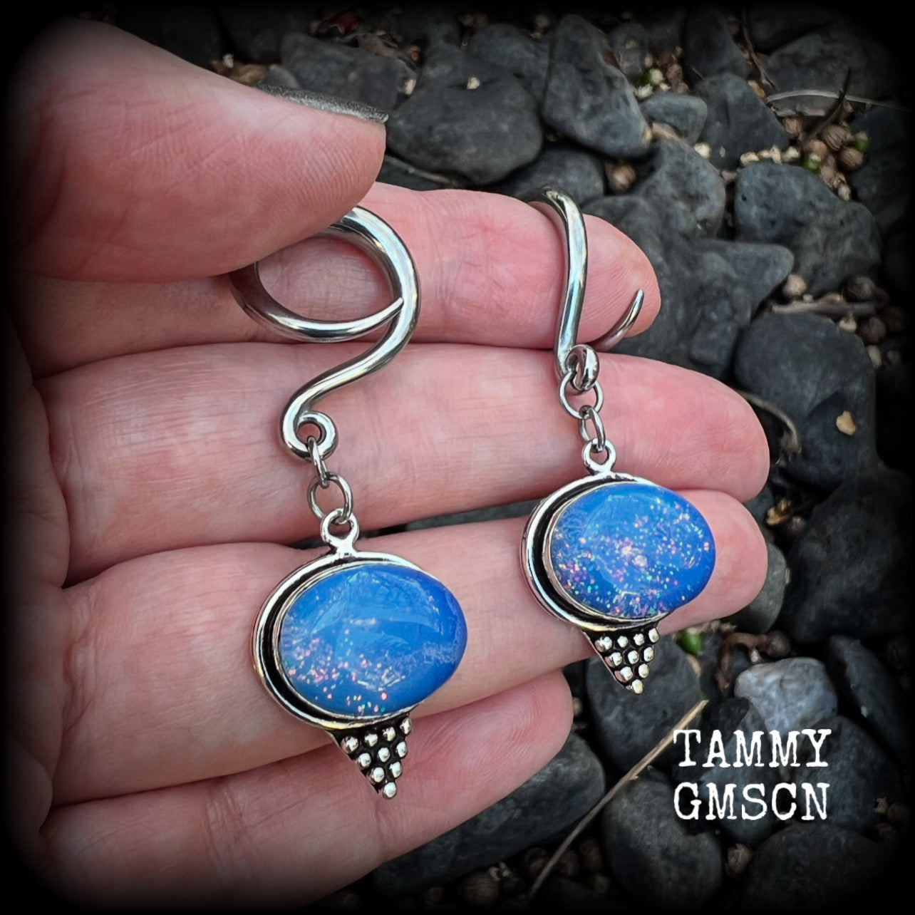 These gorgeous gauged earrings feature a pair of polished fire opals, lovely and dangly measuring approx 5.5cms from tip to tip, and weigh approx 7 grams each.
This pair has been made on 6 gauge (4mm) surgical steel full curl hooks, suitable for stretched lobes.