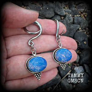 These gorgeous gauged earrings feature a pair of polished fire opals, lovely and dangly measuring approx 5.5cms from tip to tip, and weigh approx 7 grams each.
This pair has been made on 6 gauge (4mm) surgical steel full curl hooks, suitable for stretched lobes.