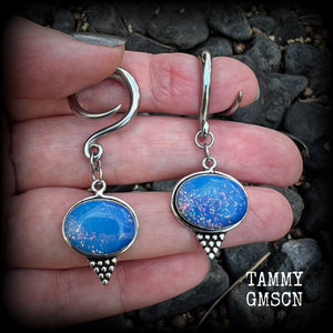 These gorgeous gauged earrings feature a pair of polished fire opals, lovely and dangly measuring approx 5.5cms from tip to tip, and weigh approx 7 grams each.
This pair has been made on 6 gauge (4mm) surgical steel full curl hooks, suitable for stretched lobes.
