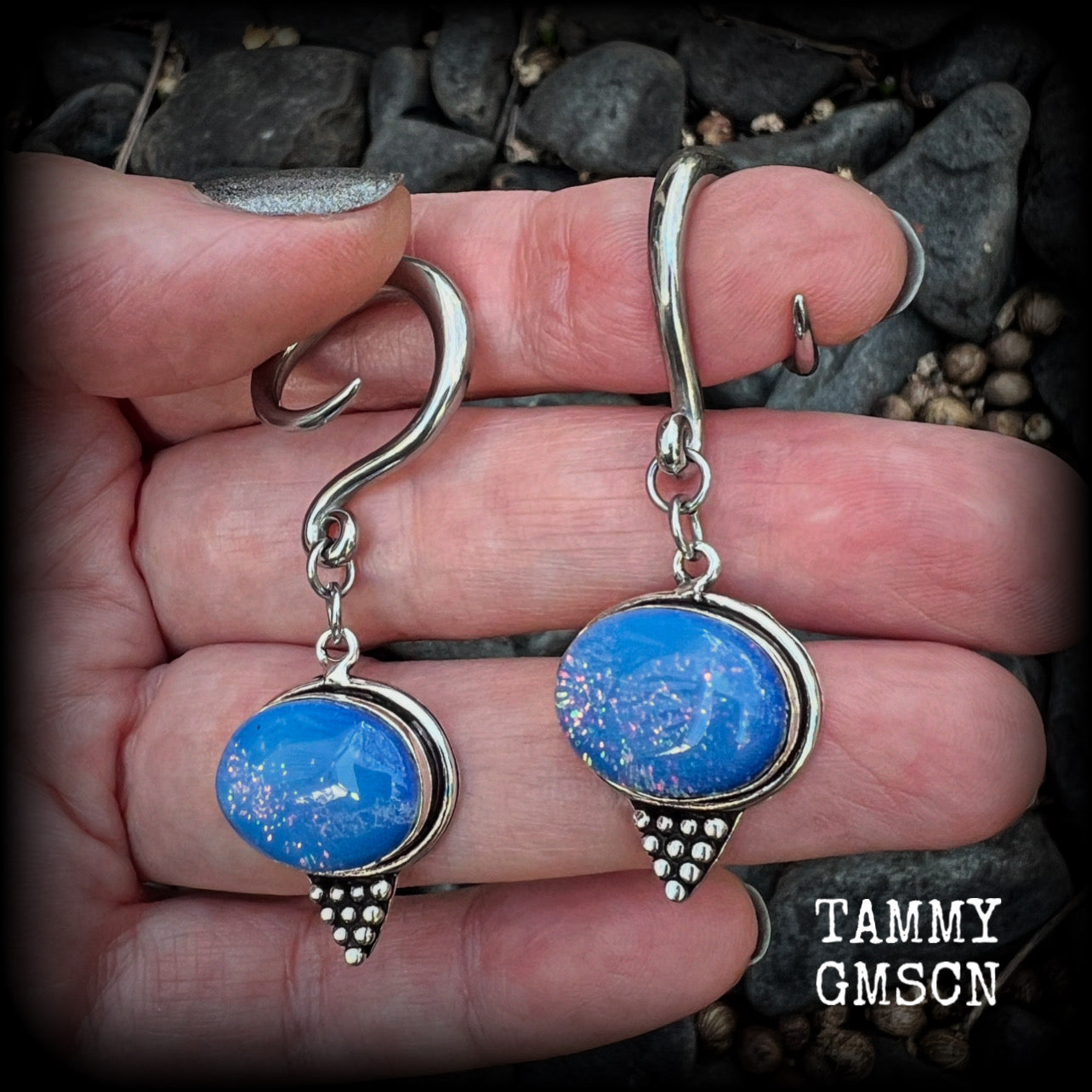 These gorgeous gauged earrings feature a pair of polished fire opals, lovely and dangly measuring approx 5.5cms from tip to tip, and weigh approx 7 grams each.
This pair has been made on 6 gauge (4mm) surgical steel full curl hooks, suitable for stretched lobes.