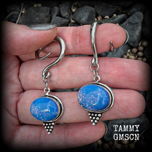 These gorgeous gauged earrings feature a pair of polished fire opals, lovely and dangly measuring approx 5.5cms from tip to tip, and weigh approx 7 grams each.
This pair has been made on 6 gauge (4mm) surgical steel full curl hooks, suitable for stretched lobes.