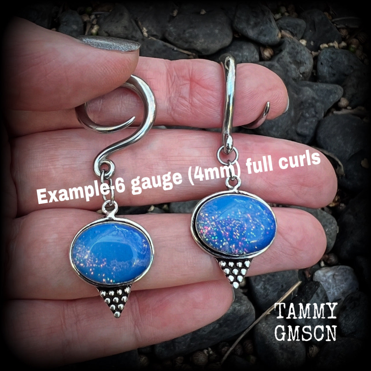 These gorgeous gauged earrings feature a pair of polished fire opals, lovely and dangly measuring approx 5.5cms from tip to tip, and weigh approx 7 grams each.
This pair has been made on 6 gauge (4mm) surgical steel full curl hooks, suitable for stretched lobes.