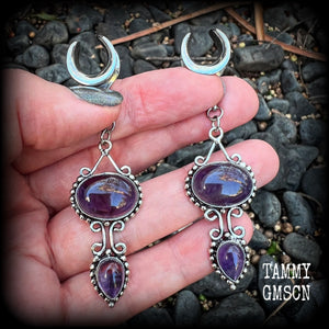 These gorgeous gauged earrings feature beautiful deep purple polished amethyst gemstones in an antique silver boho setting, measuring 7.5cms from tip to tip, and weighing approx 9 grams each, not too heavy...
This pair have been made on 1/2” gauge (12mm) surgical steel cradles-suitable for stretched lobes.