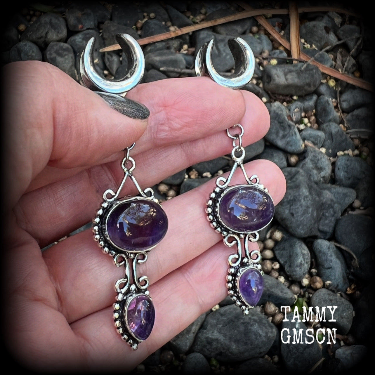 These gorgeous gauged earrings feature beautiful deep purple polished amethyst gemstones in an antique silver boho setting, measuring 7.5cms from tip to tip, and weighing approx 9 grams each, not too heavy...
This pair have been made on 1/2” gauge (12mm) surgical steel cradles-suitable for stretched lobes.