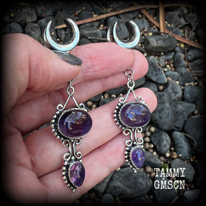 These gorgeous gauged earrings feature beautiful deep purple polished amethyst gemstones in an antique silver boho setting, measuring 7.5cms from tip to tip, and weighing approx 9 grams each, not too heavy...
This pair have been made on 1/2” gauge (12mm) surgical steel cradles-suitable for stretched lobes.