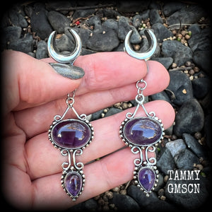 These gorgeous gauged earrings feature beautiful deep purple polished amethyst gemstones in an antique silver boho setting, measuring 7.5cms from tip to tip, and weighing approx 9 grams each, not too heavy...
This pair have been made on 1/2” gauge (12mm) surgical steel cradles-suitable for stretched lobes.