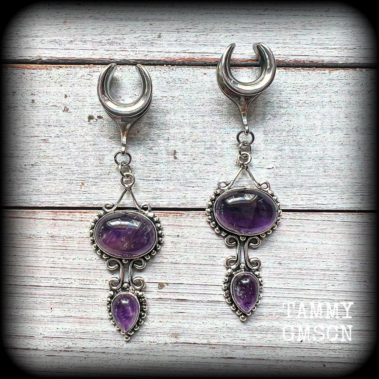 These gorgeous gauged earrings feature beautiful deep purple polished amethyst gemstones in an antique silver boho setting, measuring 7.5cms from tip to tip, and weighing approx 9 grams each, not too heavy...
This pair have been made on 1/2” gauge (12mm) surgical steel cradles-suitable for stretched lobes.