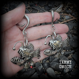 These gauged earrings are awesome!! Featuring dangly antique silver angler fish complete with a mouth full of sharp teeth, these earrings weigh in at 32 grams a piece, and measure just on 7.5cms from tip to tip.
This pair has been made on 2 gauge (6mm) surgicalsteel full curl hooks, to be worn in stretched lobes.