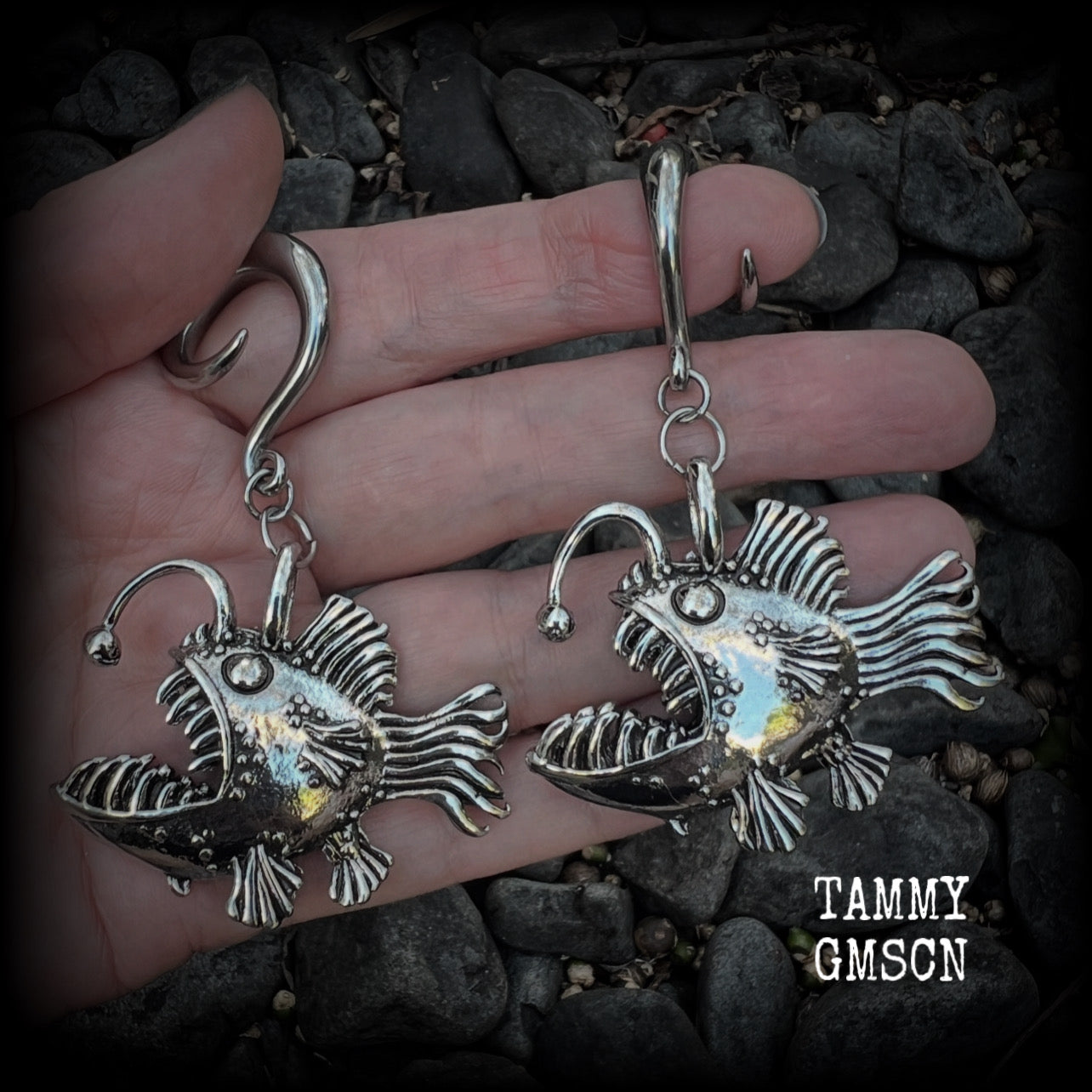 These gauged earrings are awesome!! Featuring dangly antique silver angler fish complete with a mouth full of sharp teeth, these earrings weigh in at 32 grams a piece, and measure just on 7.5cms from tip to tip.
This pair has been made on 2 gauge (6mm) surgicalsteel full curl hooks, to be worn in stretched lobes.