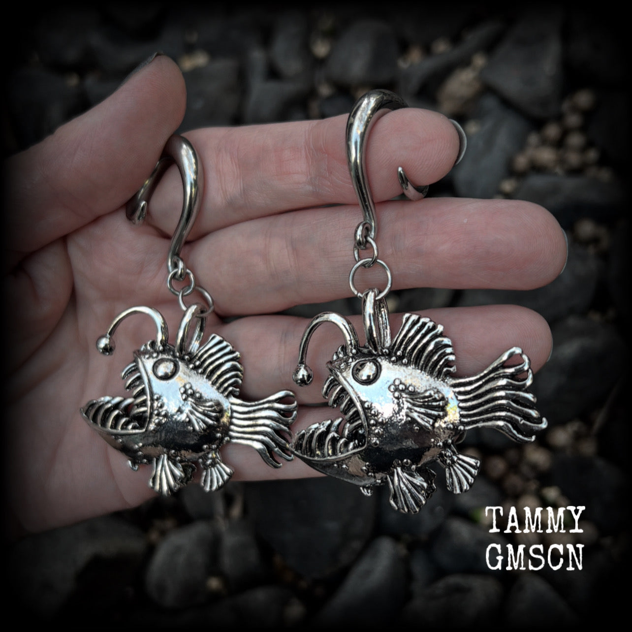 These gauged earrings are awesome!! Featuring dangly antique silver angler fish complete with a mouth full of sharp teeth, these earrings weigh in at 32 grams a piece, and measure just on 7.5cms from tip to tip.
This pair has been made on 2 gauge (6mm) surgicalsteel full curl hooks, to be worn in stretched lobes.