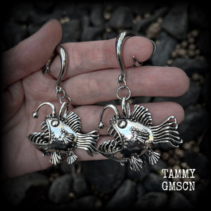 These gauged earrings are awesome!! Featuring dangly antique silver angler fish complete with a mouth full of sharp teeth, these earrings weigh in at 32 grams a piece, and measure just on 7.5cms from tip to tip.
This pair has been made on 2 gauge (6mm) surgicalsteel full curl hooks, to be worn in stretched lobes.
