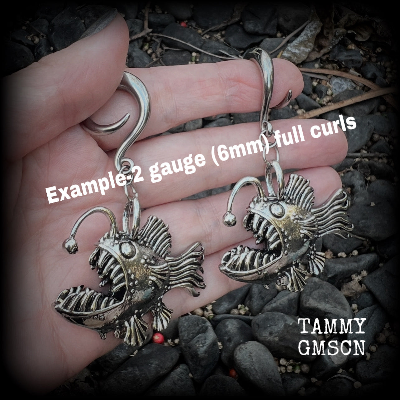 These gauged earrings are awesome!! Featuring dangly antique silver angler fish complete with a mouth full of sharp teeth, these earrings weigh in at 32 grams a piece, and measure just on 7.5cms from tip to tip.
This pair has been made on 2 gauge (6mm) surgicalsteel full curl hooks, to be worn in stretched lobes.