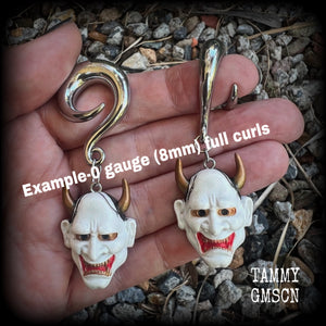 These unique gauged earrings feature carved wood white florenza devil masks, measuring just on 6.5cms from tip to tip and weigh  approx 8 grams each. This pair have been made on 0 gauge (8mm) surgical steel full curl hooks.