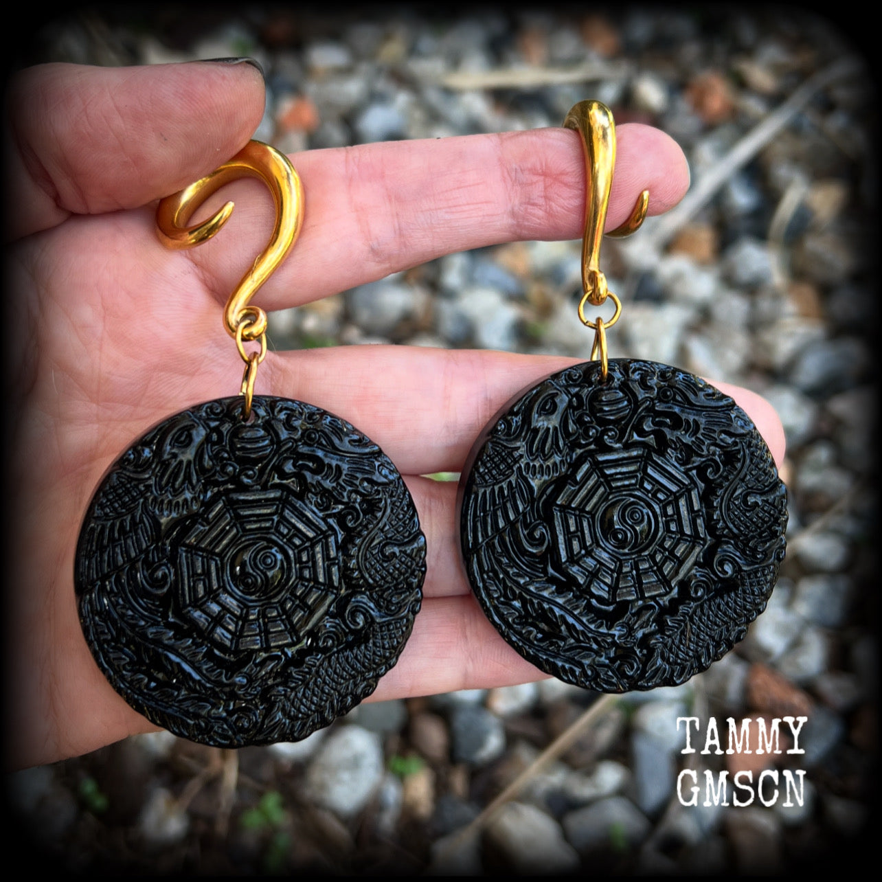 These gorgeous gauged earrings feature carved black obsidian pendants, showing a phoenix and dragon encircling the I-Ching hexagram.
These earrings weigh approx. 35 grams each and measuring just under 9cms from tip to tip.
This pair has been made with 2 gauge (6mm) surgical steel full curls, suitable for stretched lobes.