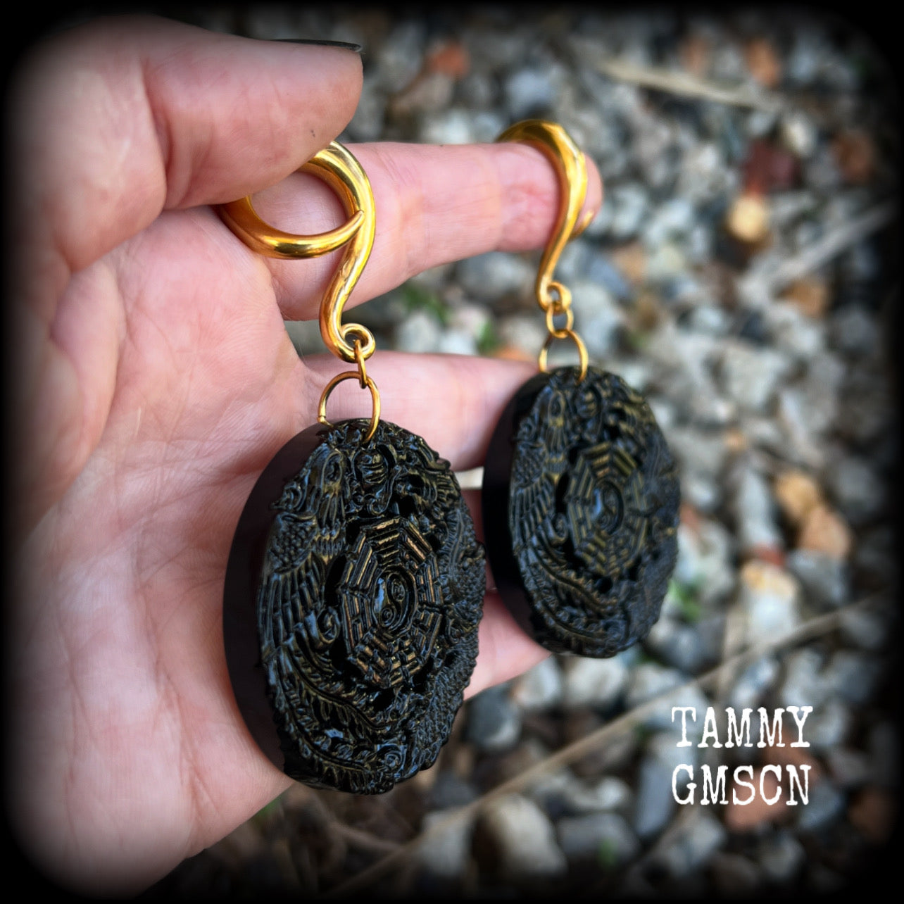 These gorgeous gauged earrings feature carved black obsidian pendants, showing a phoenix and dragon encircling the I-Ching hexagram.
These earrings weigh approx. 35 grams each and measuring just under 9cms from tip to tip.
This pair has been made with 2 gauge (6mm) surgical steel full curls, suitable for stretched lobes.