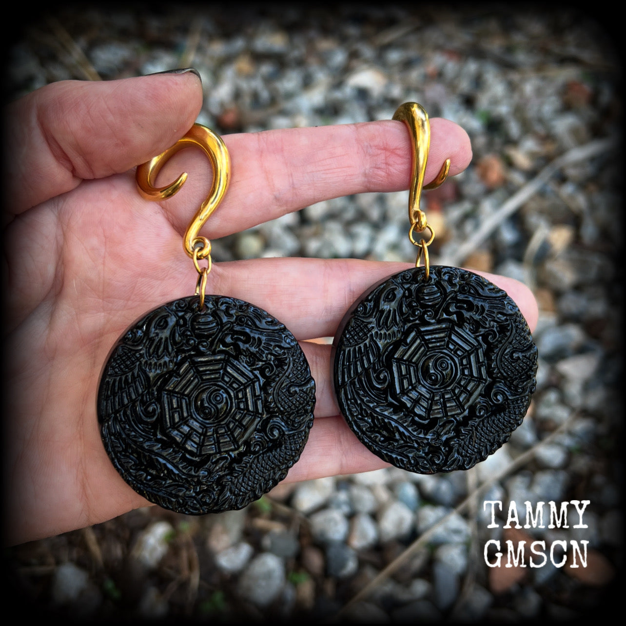 These gorgeous gauged earrings feature carved black obsidian pendants, showing a phoenix and dragon encircling the I-Ching hexagram.
These earrings weigh approx. 35 grams each and measuring just under 9cms from tip to tip.
This pair has been made with 2 gauge (6mm) surgical steel full curls, suitable for stretched lobes.