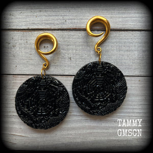 These gorgeous gauged earrings feature carved black obsidian pendants, showing a phoenix and dragon encircling the I-Ching hexagram.
These earrings weigh approx. 35 grams each and measuring just under 9cms from tip to tip.
This pair has been made with 2 gauge (6mm) surgical steel full curls, suitable for stretched lobes.