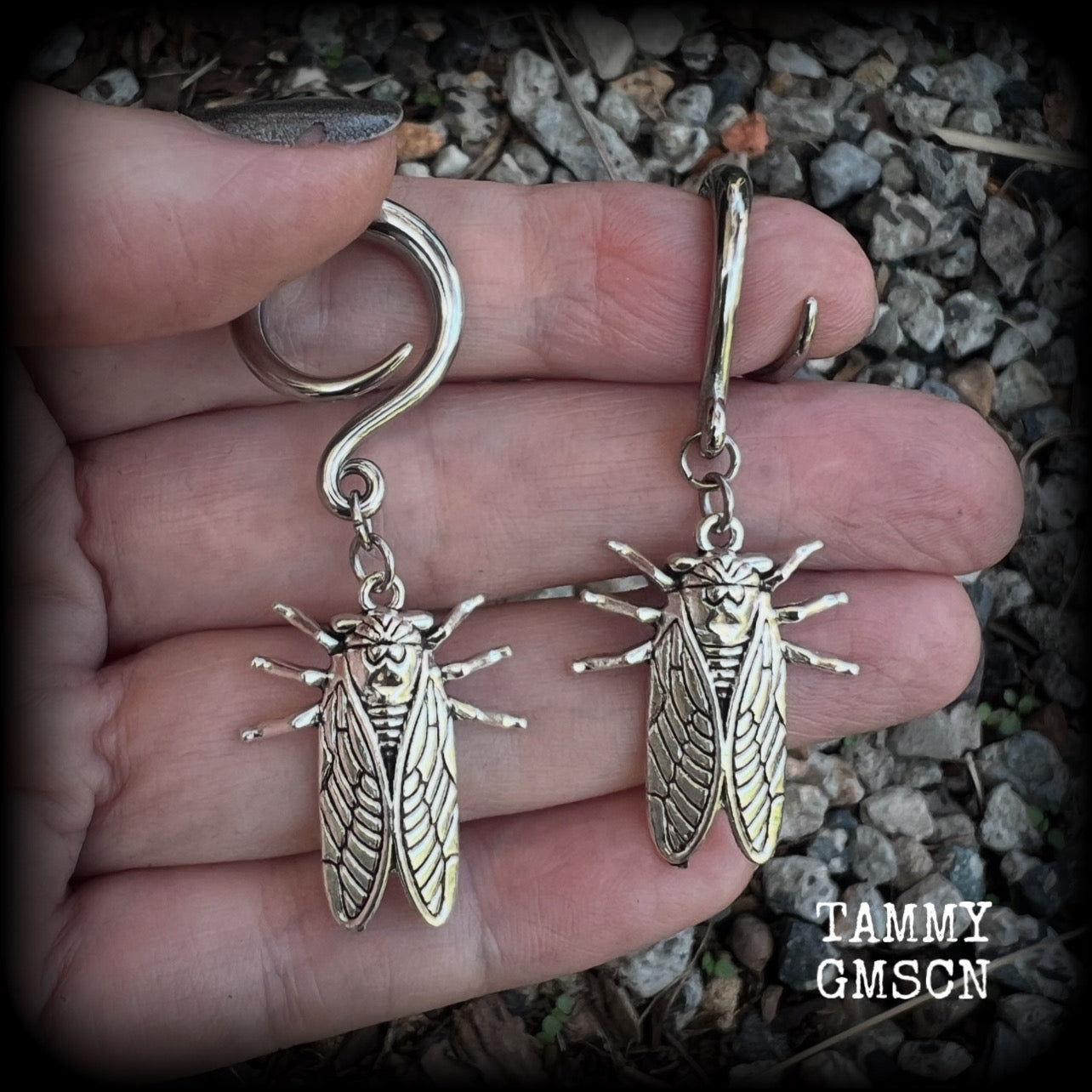 These adorable insect gauged earrings feature an antique silver cicada, nice and dangly measuring just under 6cms from tip to tip, and weighing approx 7 grams each.
This pair has been made on 6 gauge (4mm) surgical steel full curl hooks, suitable for stretched lobes.