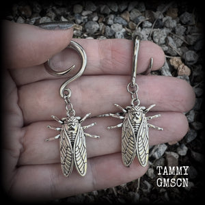These adorable insect gauged earrings feature an antique silver cicada, nice and dangly measuring just under 6cms from tip to tip, and weighing approx 7 grams each.
This pair has been made on 6 gauge (4mm) surgical steel full curl hooks, suitable for stretched lobes.