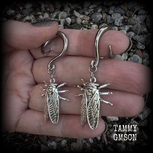 These adorable insect gauged earrings feature an antique silver cicada, nice and dangly measuring just under 6cms from tip to tip, and weighing approx 7 grams each.
This pair has been made on 6 gauge (4mm) surgical steel full curl hooks, suitable for stretched lobes.