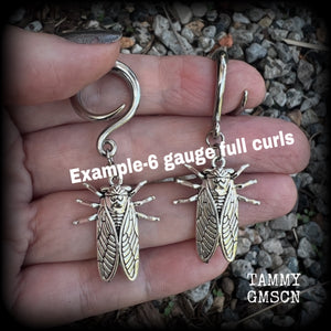 These adorable insect gauged earrings feature an antique silver cicada, nice and dangly measuring just under 6cms from tip to tip, and weighing approx 7 grams each.
This pair has been made on 6 gauge (4mm) surgical steel full curl hooks, suitable for stretched lobes.