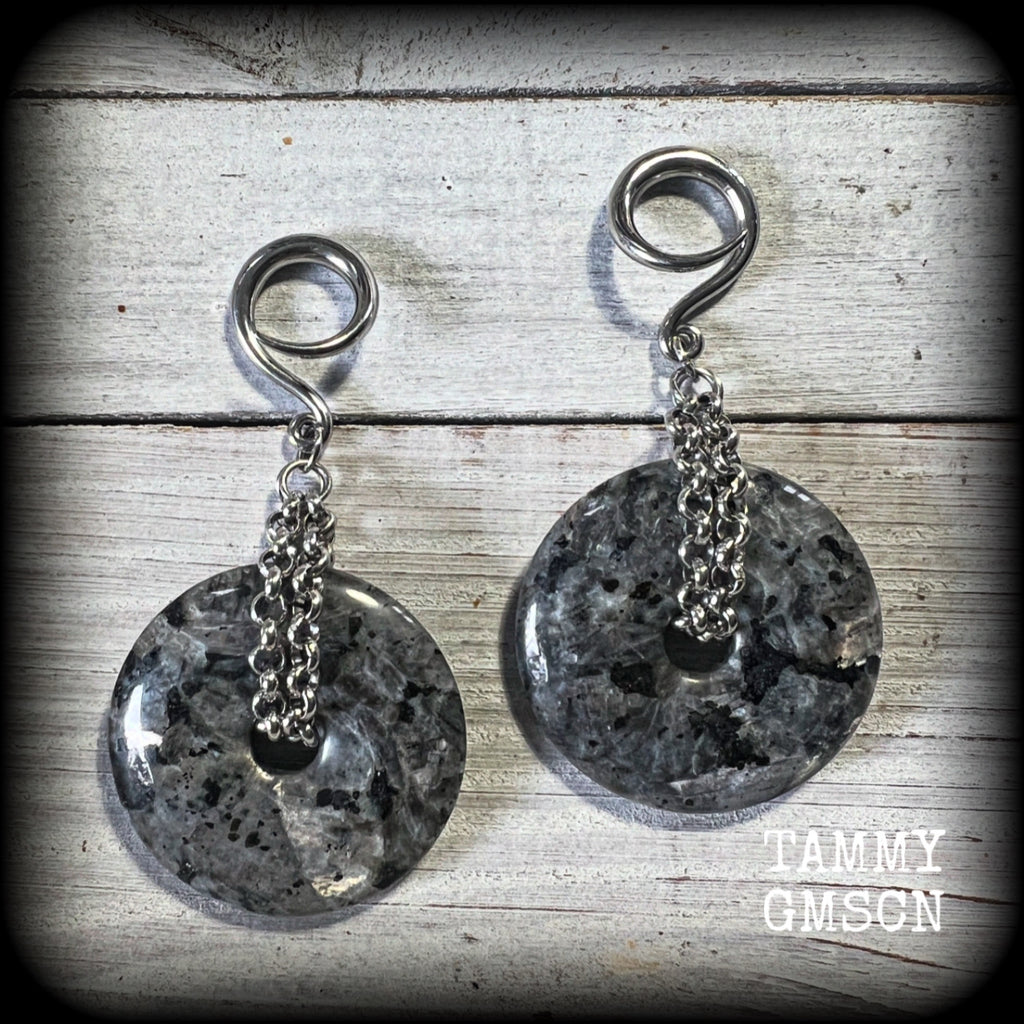 This pair of gorgeous labradorite gauged earrings features shimmering labradorite gemstone donuts cradled in antique silver chain, weighing approx 24 grams a piece and measuring just on 8cms from tip to tip.

These have been made on 6 gauge (4mm) surgical steel full curls, suitable for stretched lobes.