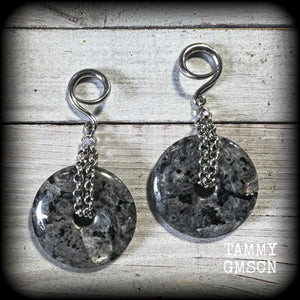 This pair of gorgeous labradorite gauged earrings features shimmering labradorite gemstone donuts cradled in antique silver chain, weighing approx 24 grams a piece and measuring just on 8cms from tip to tip.

These have been made on 6 gauge (4mm) surgical steel full curls, suitable for stretched lobes.
