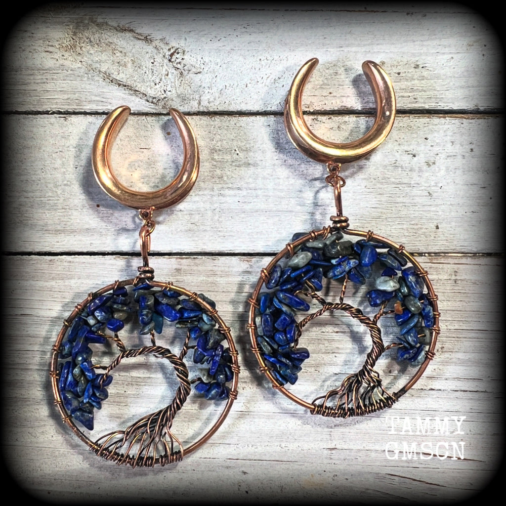 These beautiful Tree of life gauged earrings feature gorgeous wire wrapped trees with beautiful blue lapis lazuli gemstone chips, super dangly measuring just over 10cms from tip to tip, and weighing approx 20 grams each.
This pair has been made on 1” gauge (25mm) surgical steel cradles, suitable for stretched lobes.