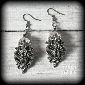 Featuring antique silver elder god Chuthulu charms, these earrings weigh approx 8 grams each, and are nice and dangly, measuring just over 6cmd from tip to tip.

This pair have been made with stainless steel french hooks, suitable for pierced ears.