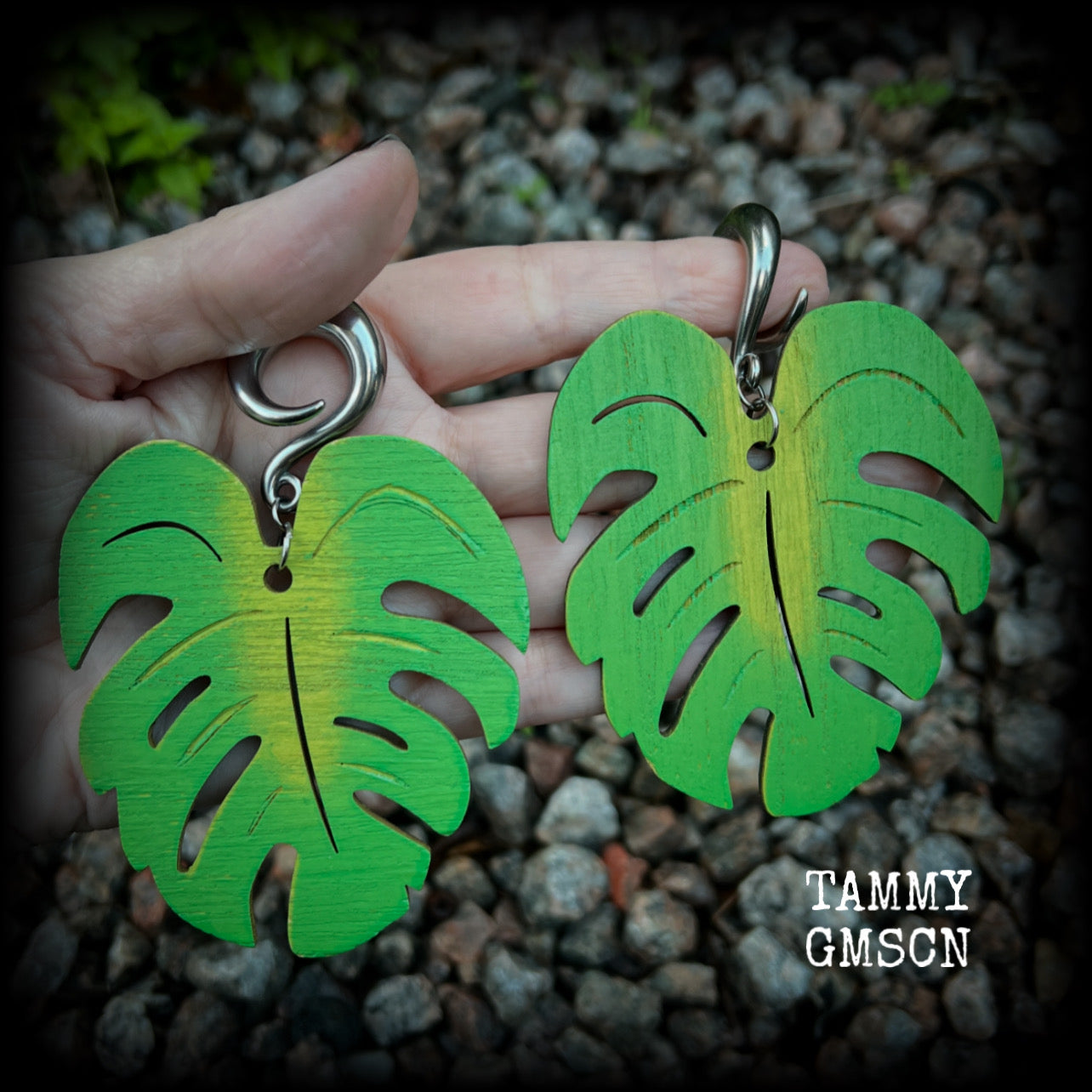 Featuring big beautiful forest green balsa wood monstera leaves, these gorgeous gauged earrings measure just on 10 cms from tip to tip, and weigh approx 20 grams each.  This pair have been made on 0 gauge (8mm) surgical steel full curl hooks, to be worn through stretched lobes.