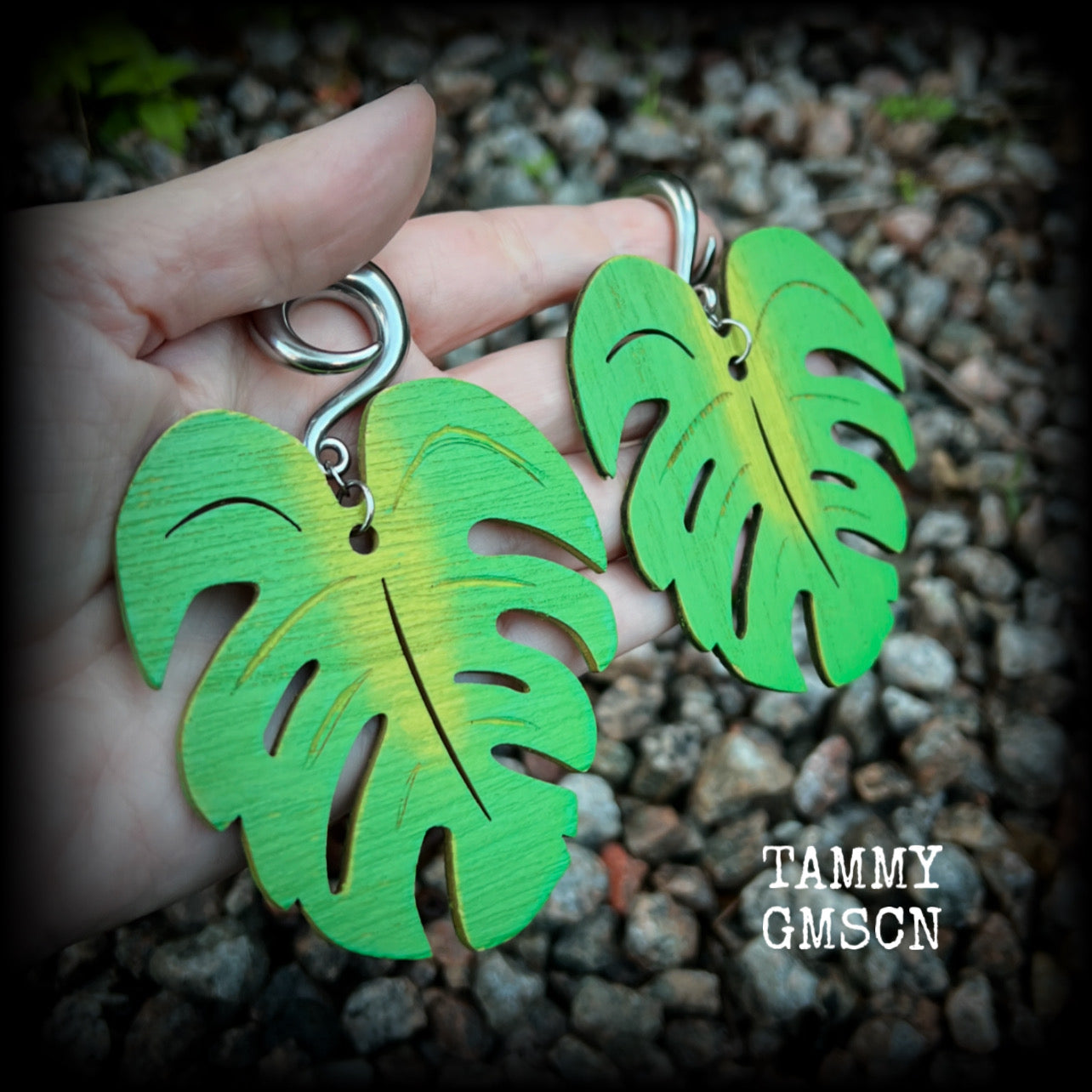 Featuring big beautiful forest green balsa wood monstera leaves, these gorgeous gauged earrings measure just on 10 cms from tip to tip, and weigh approx 20 grams each.  This pair have been made on 0 gauge (8mm) surgical steel full curl hooks, to be worn through stretched lobes.