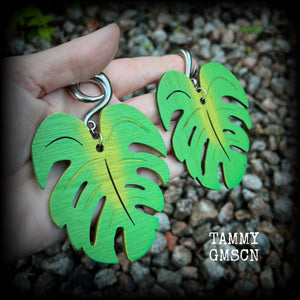 Featuring big beautiful forest green balsa wood monstera leaves, these gorgeous gauged earrings measure just on 10 cms from tip to tip, and weigh approx 20 grams each.  This pair have been made on 0 gauge (8mm) surgical steel full curl hooks, to be worn through stretched lobes.