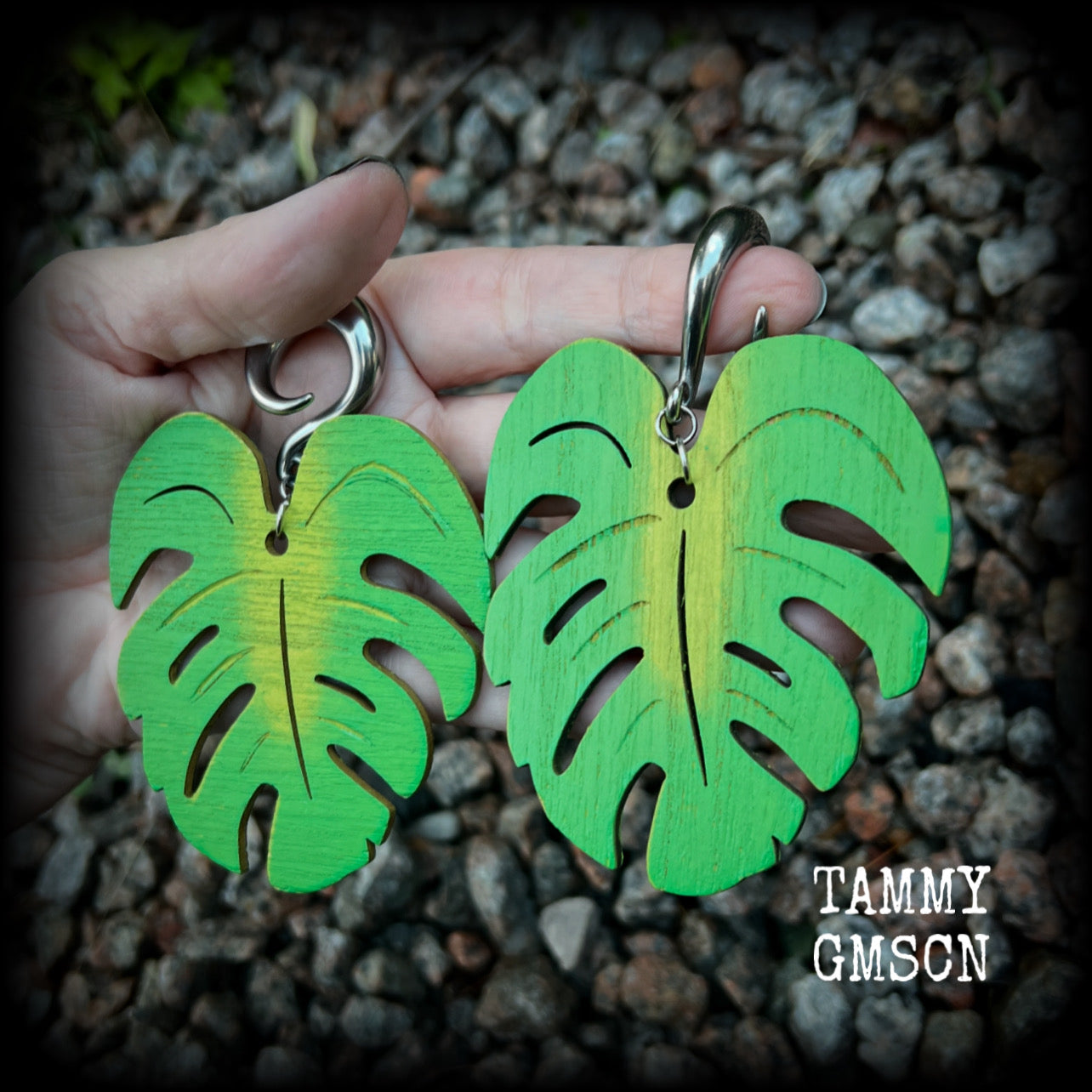 Featuring big beautiful forest green balsa wood monstera leaves, these gorgeous gauged earrings measure just on 10 cms from tip to tip, and weigh approx 20 grams each.  This pair have been made on 0 gauge (8mm) surgical steel full curl hooks, to be worn through stretched lobes.
