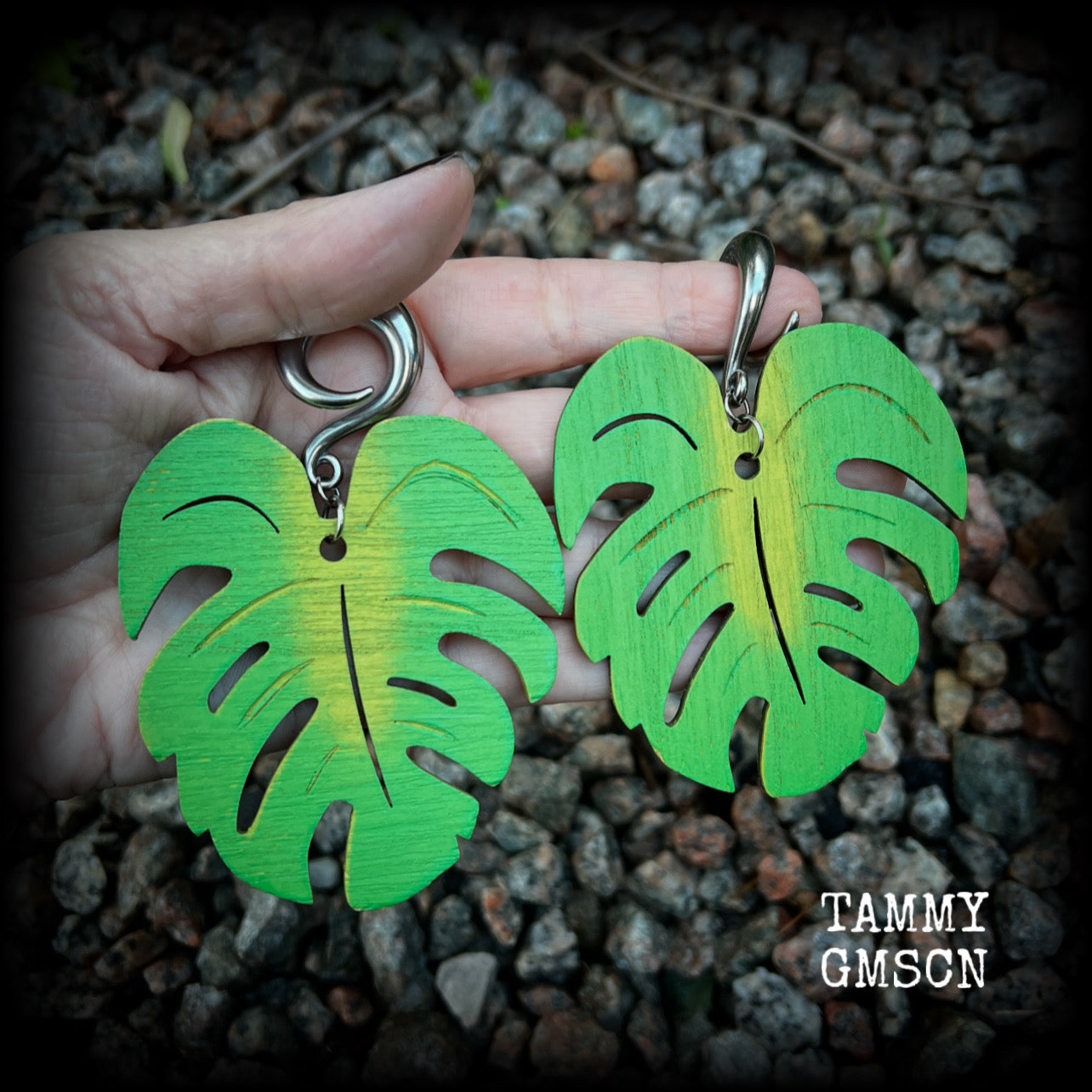 Featuring big beautiful forest green balsa wood monstera leaves, these gorgeous gauged earrings measure just on 10 cms from tip to tip, and weigh approx 20 grams each.  This pair have been made on 0 gauge (8mm) surgical steel full curl hooks, to be worn through stretched lobes.