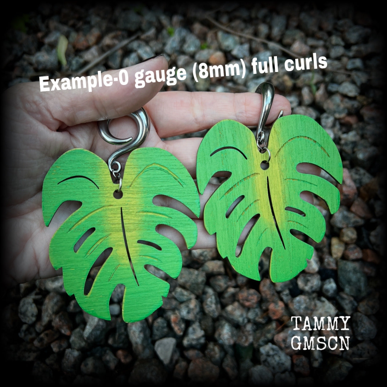 Featuring big beautiful forest green balsa wood monstera leaves, these gorgeous gauged earrings measure just on 10 cms from tip to tip, and weigh approx 20 grams each.  This pair have been made on 0 gauge (8mm) surgical steel full curl hooks, to be worn through stretched lobes.
