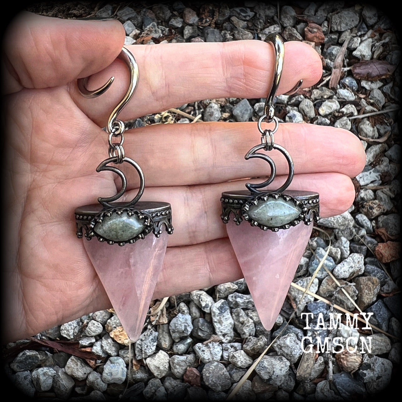 Rose Quartz ear weights Labradorite gauged earrings 6g ear weights Body jewelry Gemstone ear weights 6g 2g 0g 00g 1/2 9/16 5/8 3/4 7/8 1 1.10 1.18 Crescent moon earrings Celestial ear hangers Moon ear weights Gemstone ear hangers 4mm 6mm 8mm 10mm