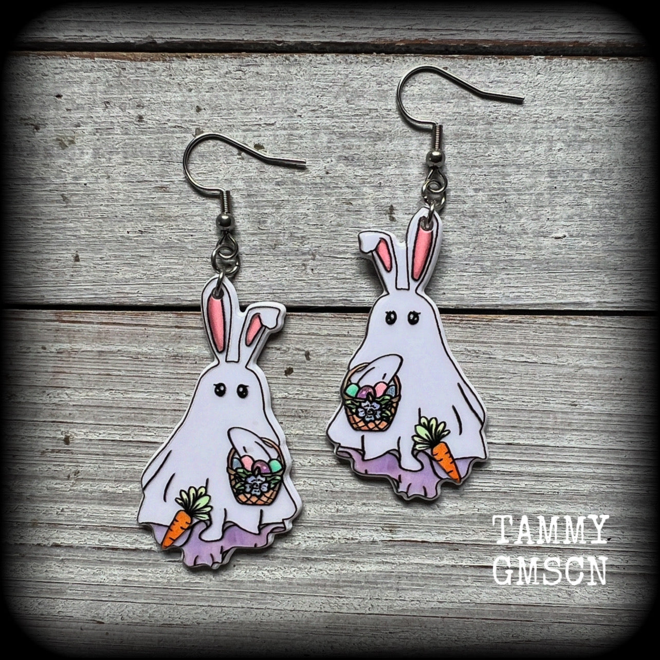 These spooky cute earrings feature a ghost bunny draped in white sheet carrying a basket of easter eggs with his ears sticking out the top! Weighing in at only a few grams each, and are nice and dangly, measuring just under 7cms from tip to tip.