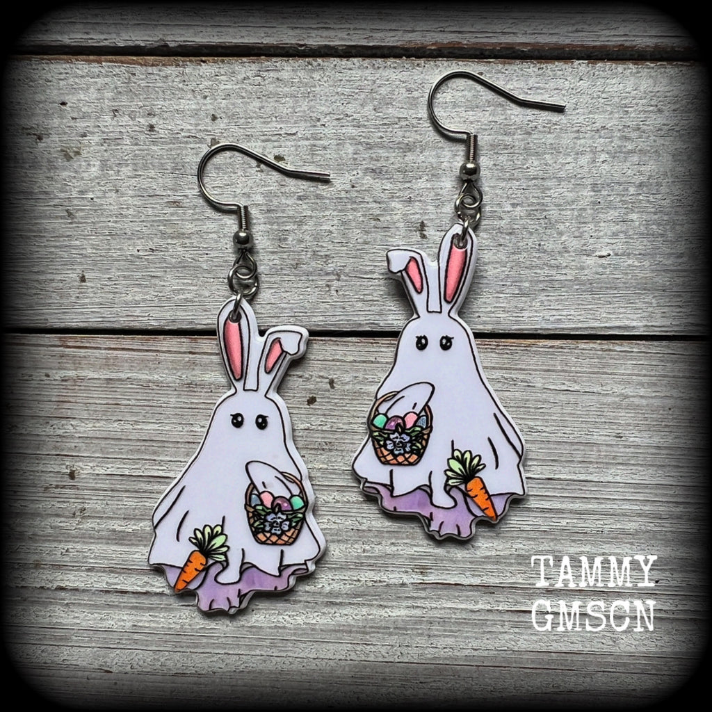 These spooky cute earrings feature a ghost bunny draped in white sheet carrying a basket of easter eggs with his ears sticking out the top! Weighing in at only a few grams each, and are nice and dangly, measuring just under 7cms from tip to tip.