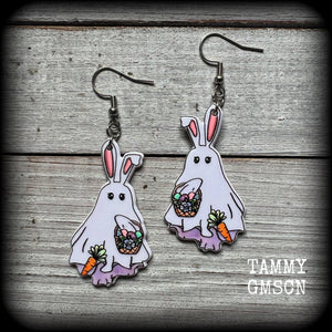 These spooky cute earrings feature a ghost bunny draped in white sheet carrying a basket of easter eggs with his ears sticking out the top! Weighing in at only a few grams each, and are nice and dangly, measuring just under 7cms from tip to tip.
