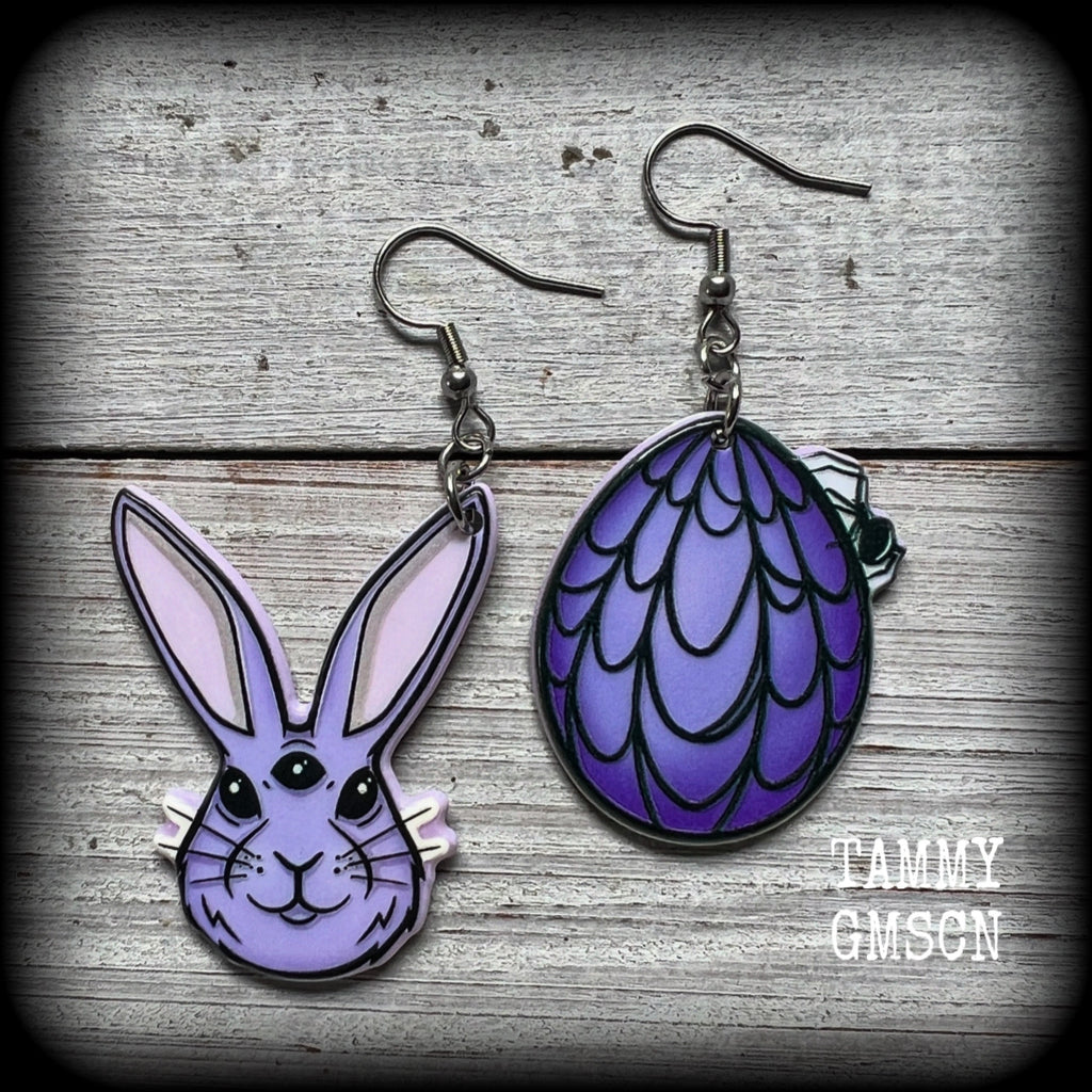 These spooky cute easter earrings feature an all knowing, third eye bunny with easter egg draped in cobwebs, super cute! These are super lightweight weighing in at only a few grams each, and are nice and dangly, measuring just over 6 cms from tip to tip.
This pair has made on stainless steel french hooks, suitable for pierced ears.