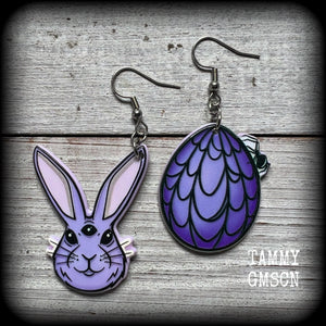 These spooky cute easter earrings feature an all knowing, third eye bunny with easter egg draped in cobwebs, super cute! These are super lightweight weighing in at only a few grams each, and are nice and dangly, measuring just over 6 cms from tip to tip.
This pair has made on stainless steel french hooks, suitable for pierced ears.