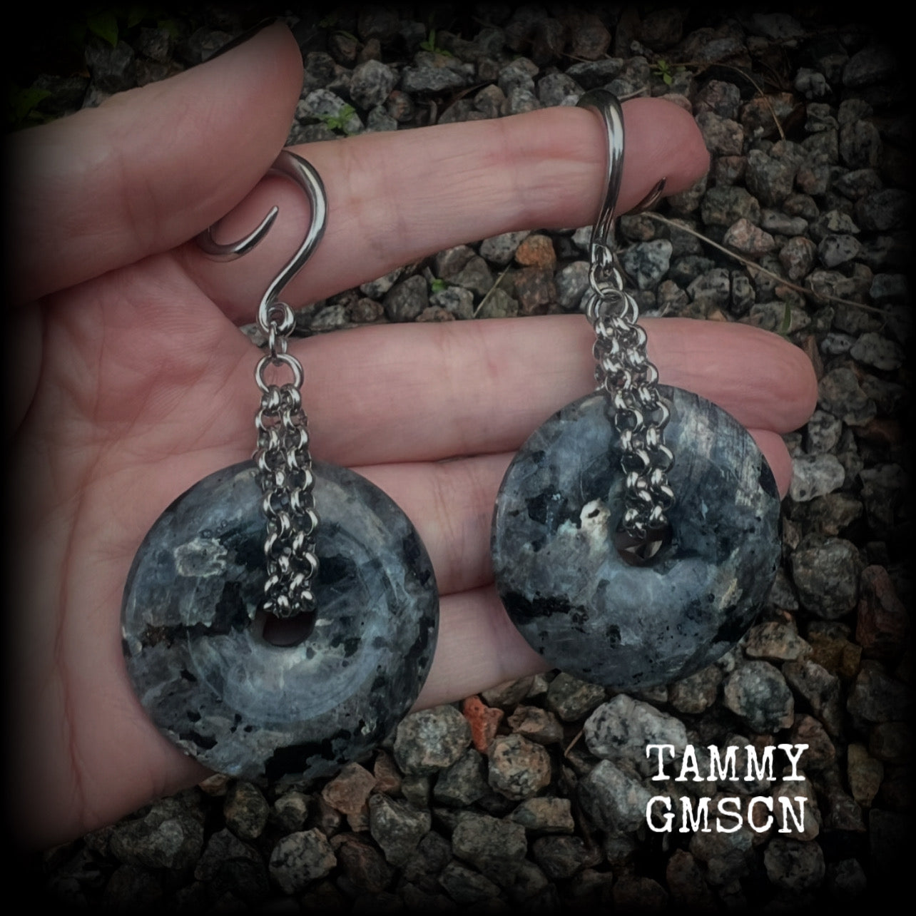 This pair of gorgeous labradorite gauged earrings features shimmering labradorite gemstone donuts cradled in antique silver chain, weighing approx 24 grams a piece and measuring just on 8cms from tip to tip.  These have been made on 6 gauge (4mm) surgical steel full curls, suitable for stretched lobes.