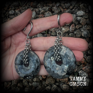 This pair of gorgeous labradorite gauged earrings features shimmering labradorite gemstone donuts cradled in antique silver chain, weighing approx 24 grams a piece and measuring just on 8cms from tip to tip.  These have been made on 6 gauge (4mm) surgical steel full curls, suitable for stretched lobes.
