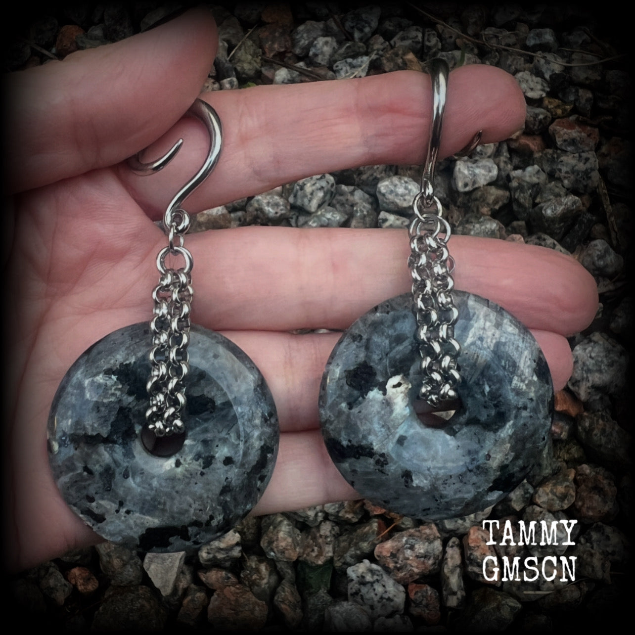 This pair of gorgeous labradorite gauged earrings features shimmering labradorite gemstone donuts cradled in antique silver chain, weighing approx 24 grams a piece and measuring just on 8cms from tip to tip.  These have been made on 6 gauge (4mm) surgical steel full curls, suitable for stretched lobes.