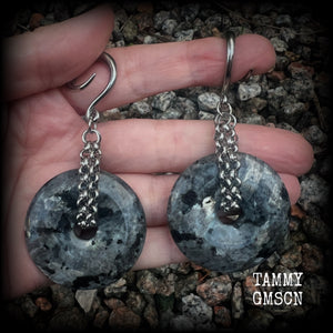 This pair of gorgeous labradorite gauged earrings features shimmering labradorite gemstone donuts cradled in antique silver chain, weighing approx 24 grams a piece and measuring just on 8cms from tip to tip.  These have been made on 6 gauge (4mm) surgical steel full curls, suitable for stretched lobes.
