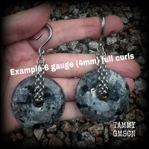 This pair of gorgeous labradorite gauged earrings features shimmering labradorite gemstone donuts cradled in antique silver chain, weighing approx 24 grams a piece and measuring just on 8cms from tip to tip.  These have been made on 6 gauge (4mm) surgical steel full curls, suitable for stretched lobes.