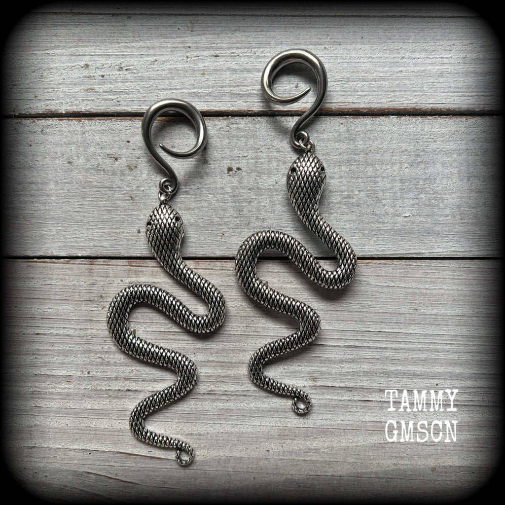 These awesome gauged earrings feature an antique silver snake, nice and dangly measuring just on 10cms from tip to tip, and weighing approx 14 grams each.
This pair has been made on 6 gauge (4mm) surgical steel full curl hooks, suitable for stretched lobes.