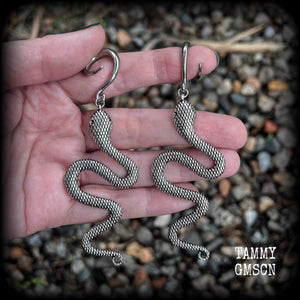 These awesome gauged earrings feature an antique silver snake, nice and dangly measuring just on 10cms from tip to tip, and weighing approx 14 grams each.
This pair has been made on 6 gauge (4mm) surgical steel full curl hooks, suitable for stretched lobes.