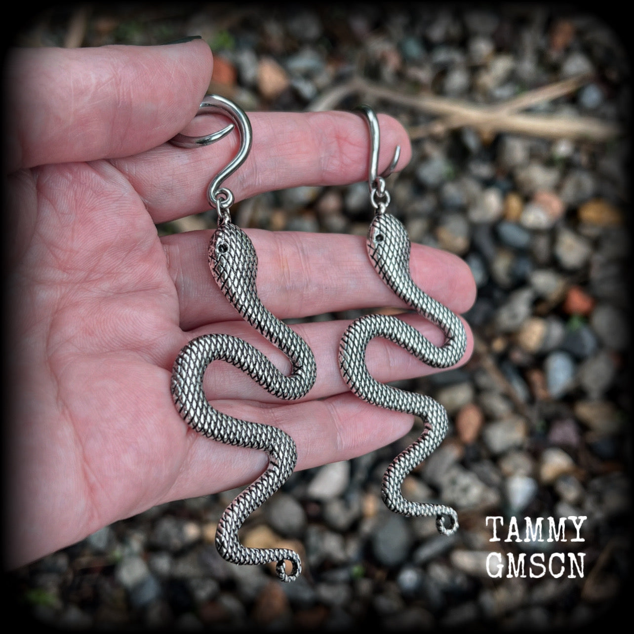 These awesome gauged earrings feature an antique silver snake, nice and dangly measuring just on 10cms from tip to tip, and weighing approx 14 grams each.
This pair has been made on 6 gauge (4mm) surgical steel full curl hooks, suitable for stretched lobes.
