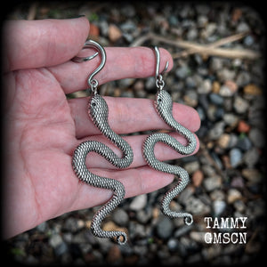 These awesome gauged earrings feature an antique silver snake, nice and dangly measuring just on 10cms from tip to tip, and weighing approx 14 grams each.
This pair has been made on 6 gauge (4mm) surgical steel full curl hooks, suitable for stretched lobes.
